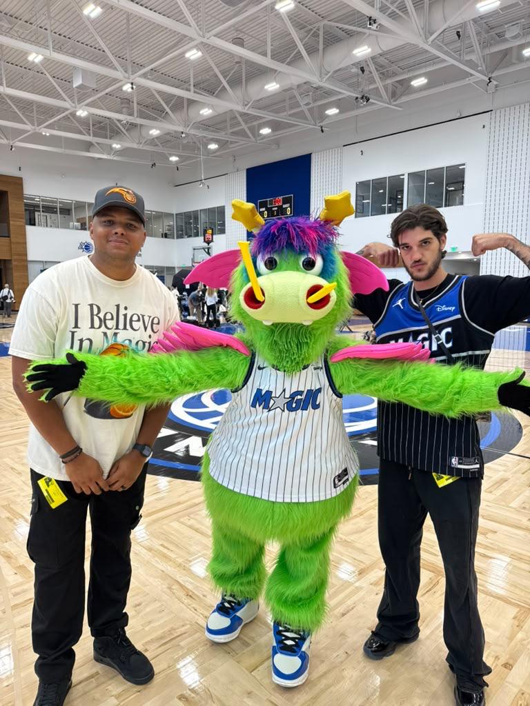 Caio Teixeira (Streamer NBA Brasil) e Stuff do Magic (mascote)